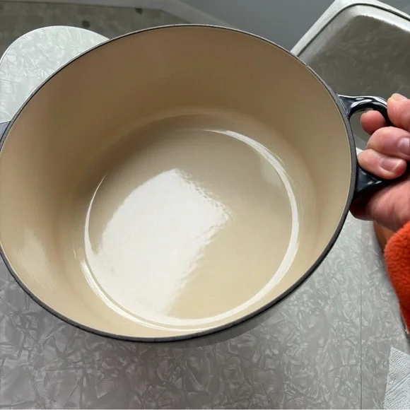 Le Creuset #26 5.5 qt black glossy Dutch oven in almost perfect condition - Picture 4 of 8